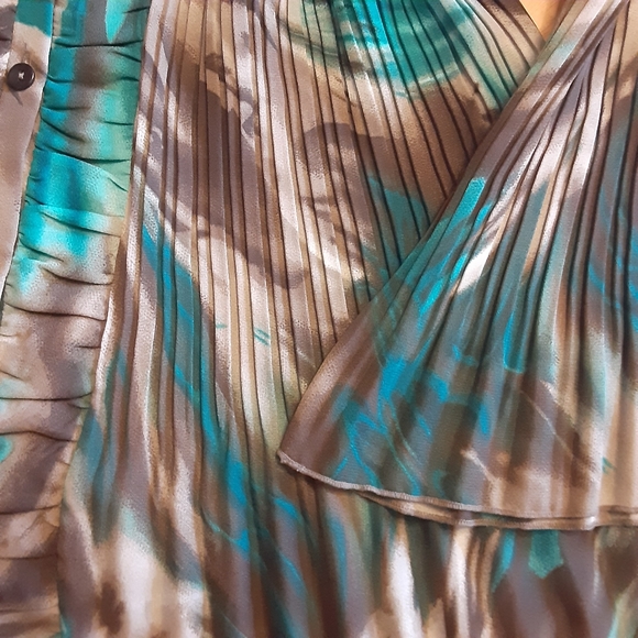 Signature by Larry Levine Woman Grey Pleated Crepe Tulip Sleeve Blouse  Size 2X. - Picture 2 of 11